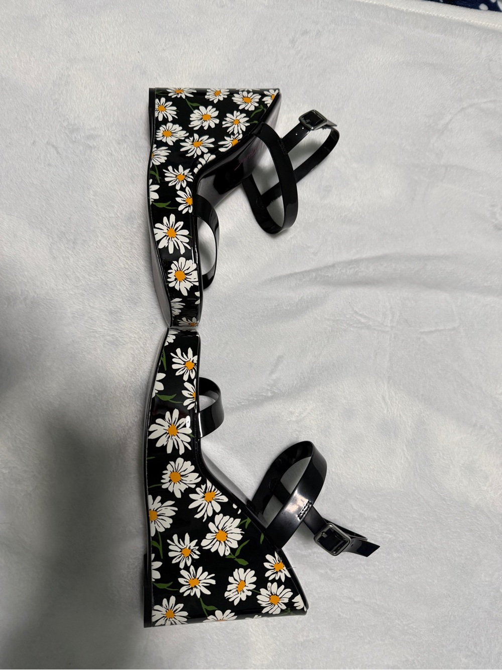 Betsey Johnson Landry Black Daisy Print wedges Size 6M